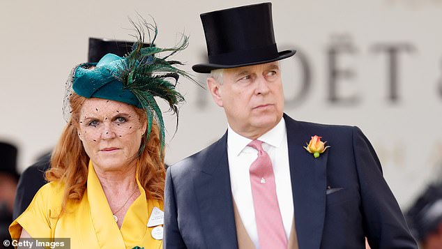'Fergie vai pegar tudo - depois arrancar sua mão para Divorciada de seu marido igualmente desonrado, Andrew, nos últimos 29 anos, Sarah Ferguson continuou a viver sem pagar aluguel e a negociar seu título, ganhando – e gastando – quantias colossais de dinheiro extraído de suas associações reais.