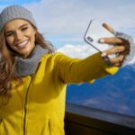 família yesim tirando uma selfie em uma varanda coberta de neve