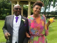 Filha de oficial da Marinha Real que morreu após contrair Covid na prisão recebe indenização de cinco dígitos por sua morte ‘degradante e indigna’ Melanie Kalay (foto com seu pai) levou o Ministério da Justiça e a City Health Partnership, que fornece serviços de saúde e cuidados, pela morte de Alpha Kalay