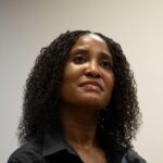 epa12517822 Duduzile Zuma-Sambudla (L), filha do antigo presidente sul-africano Jacob Zuma, comparece em tribunal sob acusações de terrorismo em Durban, África do Sul, a 11 de Novembro de 2025. Ela declarou-se inocente de acusações relacionadas com terrorismo no início do seu julgamento. Zuma-Sambudla está a ser acusada por comentários que fez nas redes sociais há quatro anos, durante protestos mortais após a prisão do seu pai. EPA/STRINGER