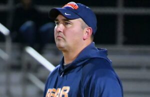 A equipe do técnico desaparecido Travis Turner perde nas semifinais estaduais em meio ao desaparecimento Destaque Leslie Caudill Turner, esposa do treinador desaparecido da escola secundária da Virgínia, Travis Turner, aborda o desaparecimento misterioso do marido