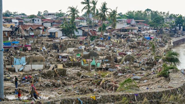 Filipinas evacuam 100 mil pessoas enquanto nova tempestade se intensifica As Filipinas já estão a resolver a devastação causada pelo tufão Kalmaegi, que atingiu a província de Cebu na semana passada.