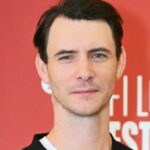 Filmes de 'The Beatles' lançam estrela de 'Game of Thrones' Harry Lloyd como produtor George Martin (EXCLUSIVO)