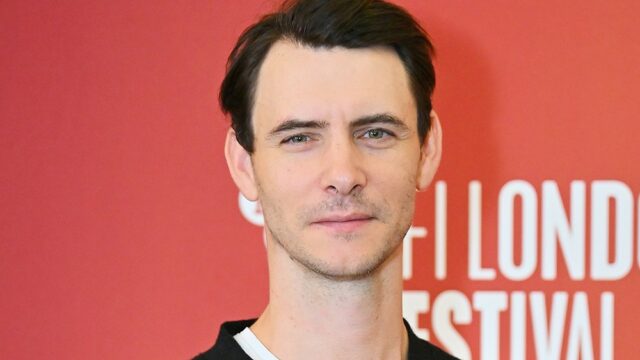 Filmes de 'The Beatles' lançam estrela de 'Game of Thrones' Harry Lloyd como produtor George Martin (EXCLUSIVO)
