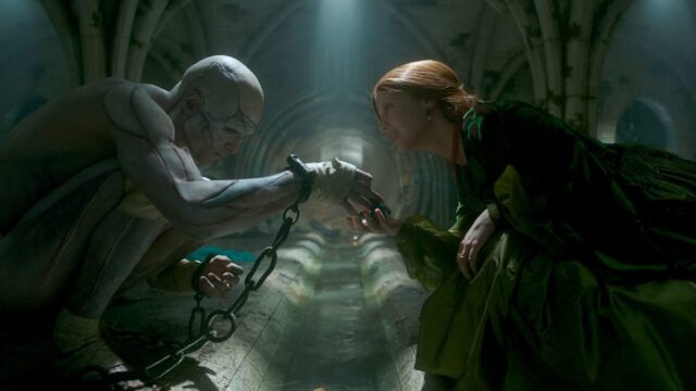 Final de Frankenstein explicado | O que aconteceu com a Frankenstein's monster touches hands with a red-haired woman