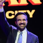 A democrata Abigail Spanberger chega a uma festa na noite eleitoral na Virgínia.