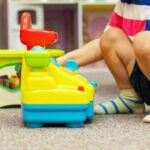 Criança brincando em uma creche - imagens de bancos de imagens