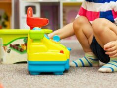 Financiamento prometido para reforma fundamental do cuidado infantil recomendado há 10 anos Criança brincando em uma creche - imagens de bancos de imagens