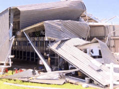 Forte tempestade arranca telhados de casas e fecha pista de corrida perto de Brisbane O Warwick Turf Club sofreu danos em algumas de suas instalações.