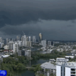 Fortes tempestades varrem o sudeste de Queensland – e mais por vir