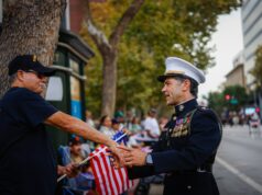Fotos: Desfile do Dia dos Veteranos de San Jose Joesph Ouellette, um oficial veterano da Marinha de 100 anos e comandante da Segunda Guerra Mundial, aperta a mão de Randy Torres, um policial militar veterano do Exército e agora policial de San Jose, durante o 107º desfile anual do Dia dos Veteranos de San Jose no centro de San Jose, em San Jose, Califórnia, na terça-feira, 11 de novembro de 2025. (Shae Hammond/Bay Area News Group)