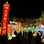 Os visitantes conferem os pontos turísticos durante o festival de lanternas Glowfari no Zoológico de Oakland na terça-feira, 25 de novembro de 2005. O evento vai até 25 de janeiro. (Jane Tyska/Bay Area News Group)
