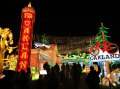 Fotos: Festival de lanternas “Glowfari” do Zoológico de Oakland atrai milhares Os visitantes conferem os pontos turísticos durante o festival de lanternas Glowfari no Zoológico de Oakland na terça-feira, 25 de novembro de 2005. O evento vai até 25 de janeiro. (Jane Tyska/Bay Area News Group)