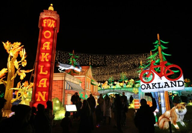 Os visitantes conferem os pontos turísticos durante o festival de lanternas Glowfari no Zoológico de Oakland na terça-feira, 25 de novembro de 2005. O evento vai até 25 de janeiro. (Jane Tyska/Bay Area News Group)