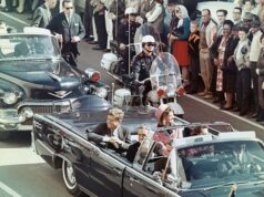 Fotos arrepiantes do assassinato de JFK no 62º aniversário do ataque que mudou a história é marcado O presidente John F. Kennedy sorri para a multidão que se reuniu ao longo da rota da carreata presidencial em Dallas, Texas, em 22 de novembro de 1963