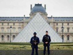 Fotos de ladrões ‘quentes’ do Louvre se tornam virais, mas não são reais: fotos explicadas Mugshot do ladrão do Louvre está se tornando viral Chace Crawford
