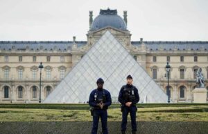 Fotos de ladrões ‘quentes’ do Louvre se tornam virais, mas não são reais: fotos explicadas Mugshot do ladrão do Louvre está se tornando viral Chace Crawford