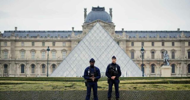 Fotos de ladrões 'quentes' do Louvre se tornam virais, mas Mugshot do ladrão do Louvre está se tornando viral Chace Crawford
