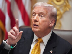 Fox News para Trump: cuidados de saúde não importam O líder da minoria na Câmara, Hakeem Jeffries, DN.Y., flanqueado pelo deputado Pete Aguilar, D-Calif., à esquerda, e pela deputada Katherine Clark, D-Mass., fala durante uma entrevista coletiva no dia 22 da paralisação do governo para discutir seu impacto na saúde cuidados, no Capitólio em Washington, quarta-feira, 22 de outubro de 2025. (AP Photo / J. Scott Applewhite)