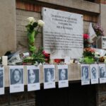 O presidente da associação de vítimas Life for Paris, Arthur Denouveaux, a prefeita de Paris, Anne Hidalgo, e o presidente da França, Emmanuel Macron, prestam homenagem às vítimas no cruzamento do Faubourg du Temple e do Boulevard Jules Ferry, perto do café “La Bonne Biere”, em Paris, em 13 de novembro de 2025, durante cerimônias em Paris que marcam uma década desde os ataques terroristas de 13 de novembro de 2015, nos quais 130 civis foram mortos. LUDOVIC MARIN/Pool via REUTERS