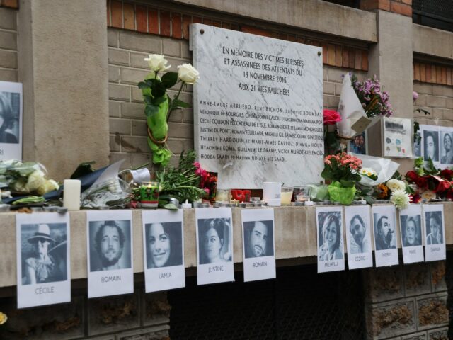 França comemora 10º aniversário dos ataques mortais em Paris O presidente da associação de vítimas Life for Paris, Arthur Denouveaux, a prefeita de Paris, Anne Hidalgo, e o presidente da França, Emmanuel Macron, prestam homenagem às vítimas no cruzamento do Faubourg du Temple e do Boulevard Jules Ferry, perto do café “La Bonne Biere”, em Paris, em 13 de novembro de 2025, durante cerimônias em Paris que marcam uma década desde os ataques terroristas de 13 de novembro de 2015, nos quais 130 civis foram mortos. LUDOVIC MARIN/Pool via REUTERS