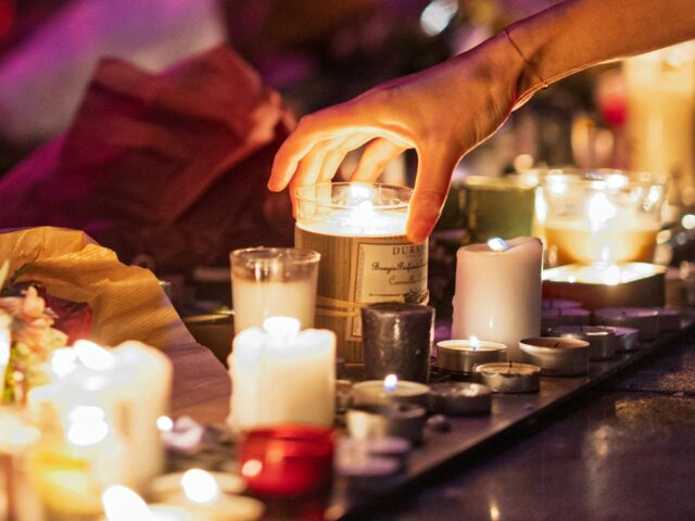 França completa 10 anos desde que os ataques de Paris França completa 10 anos desde que os ataques de Paris derrubaram o país