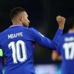 PARIS, FRANÇA - 13 DE NOVEMBRO: Kylian Mbappe da França cruza a bola sob pressão de Illia Zabarnyi da Ucrânia durante a partida de qualificação para a Copa do Mundo FIFA 2026 entre França e Ucrânia no Parc des Princes em 13 de novembro de 2025 em Paris, França. (Foto de Franco Arland/Getty Images)