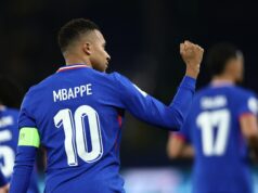 França garante vaga na Copa do Mundo de 2026 com Mbappé marcando dois gols contra a Ucrânia PARIS, FRANÇA - 13 DE NOVEMBRO: Kylian Mbappe da França cruza a bola sob pressão de Illia Zabarnyi da Ucrânia durante a partida de qualificação para a Copa do Mundo FIFA 2026 entre França e Ucrânia no Parc des Princes em 13 de novembro de 2025 em Paris, França. (Foto de Franco Arland/Getty Images)
