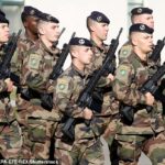 Soldados franceses servindo no grupo de batalha Enhanced Forward Presence da OTAN. Quase três décadas depois de acabar com o recrutamento, a França está reintroduzindo o serviço militar nacional