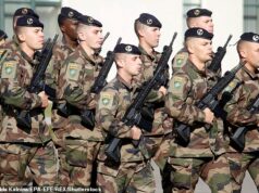 França traz de volta o serviço militar nacional à medida que ameaça de guerra com a Rússia se aproxima Soldados franceses servindo no grupo de batalha Enhanced Forward Presence da OTAN. Quase três décadas depois de acabar com o recrutamento, a França está reintroduzindo o serviço militar nacional