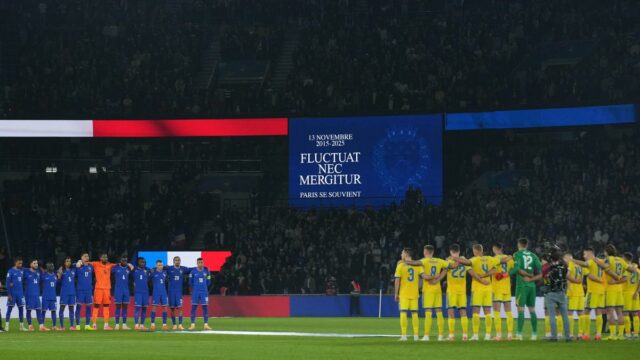 França x Ucrânia - Um minuto de silêncio observado em memória do ataque terrorista em Paris
