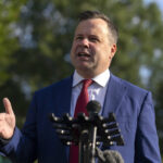 WASHINGTON - 28 DE SETEMBRO: O deputado Eric Swalwell, D-Calif., sobe as escadas da Câmara para uma votação no Capitólio na quinta-feira, 28 de setembro de 2023. (Bill Clark/CQ Roll Call via AP Images)