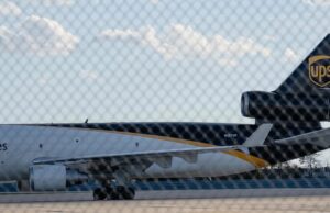 Frota de carga aterrada após queda mortal de avião nos EUA O avião de carga McDonnell Douglas MD-11F está aterrado nos EUA. Na foto aqui está um avião da UPS no Aeroporto de Louisville, Kentucky