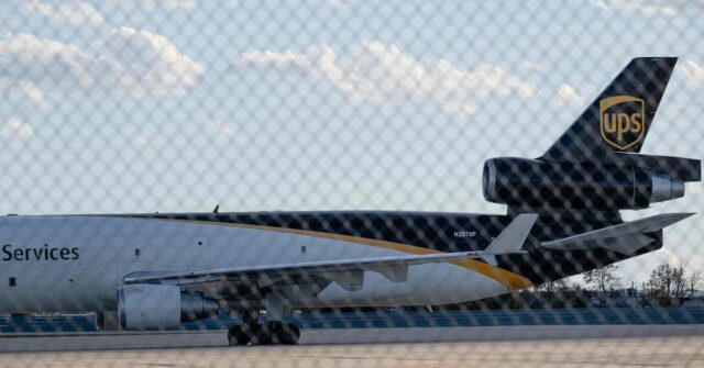 Frota de carga aterrada após queda mortal de avião nos O avião de carga McDonnell Douglas MD-11F está aterrado nos EUA. Na foto aqui está um avião da UPS no Aeroporto de Louisville, Kentucky