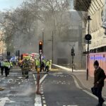 Fumaça negra está engolfando um distrito central de Londres depois que um incêndio explodiu em um túnel subterrâneo