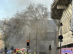 Fumaça negra envolve o centro de Londres enquanto 70 bombeiros combatem o incêndio que eclodiu em um túnel subterrâneo – causando caos no trânsito enquanto as estradas fecham Fumaça negra está engolfando um distrito central de Londres depois que um incêndio explodiu em um túnel subterrâneo