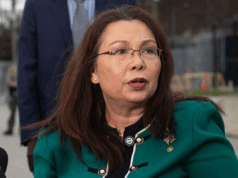 Funcionária de Tammy Duckworth acusada de se passar por advogada para ajudar imigrantes ilegais a escapar da custódia do ICE Funcionária de Tammy Duckworth acusada de se passar por advogada para ajudar imigrantes ilegais a escapar da custódia do ICE