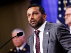 Funcionário do FBI diz que foi demitido injustamente por ter bandeira do Orgulho na mesa Yahoo news home