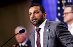 Funcionário do FBI diz que foi demitido injustamente por ter bandeira do Orgulho na mesa Yahoo news home