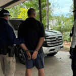 Um funcionário público, a sua esposa e os diretores de uma empresa de construção foram acusados ​​de crimes de fraude e corrupção. O trio do Território do Norte é acusado pela AFP de estar envolvido numa conspiração para influenciar a adjudicação de concursos à sua empresa por parte do Departamento de Defesa, no valor de quase 71 milhões de dólares.