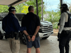 Funcionário do governo acusado de fraude em crime de US$ 71 milhões Um funcionário público, a sua esposa e os diretores de uma empresa de construção foram acusados de crimes de fraude e corrupção. O trio do Território do Norte é acusado pela AFP de estar envolvido numa conspiração para influenciar a adjudicação de concursos à sua empresa por parte do Departamento de Defesa, no valor de quase 71 milhões de dólares.