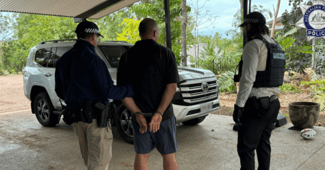 Um funcionário público, a sua esposa e os diretores de uma empresa de construção foram acusados ​​de crimes de fraude e corrupção. O trio do Território do Norte é acusado pela AFP de estar envolvido numa conspiração para influenciar a adjudicação de concursos à sua empresa por parte do Departamento de Defesa, no valor de quase 71 milhões de dólares.