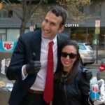 Funcionário do governo dos EUA vende cachorro-quente em meio à paralisação