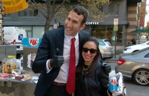 Funcionário do governo dos EUA vende cachorro-quente em meio à paralisação Funcionário do governo dos EUA vende cachorro-quente em meio à paralisação