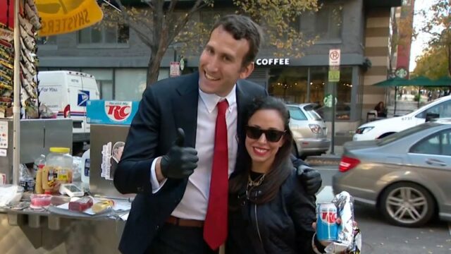 Funcionário do governo dos EUA vende cachorro-quente em meio à Funcionário do governo dos EUA vende cachorro-quente em meio à paralisação