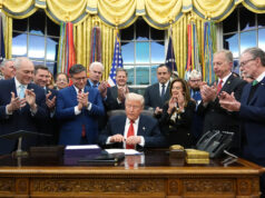 Funcionários federais podem dar adeus à liberdade de expressão na América de Trump Desenho animado de Jack Ohman