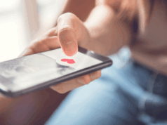 Fúria com a reação do homem às mensagens diretas da namorada depois que ele abre o relacionamento Google Preferred Source Banner