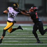 Jeramiyah Cotton (22), de James Logan, faz um touchdown na end zone na frente de Xavier Piper (12), de Bishop O'Dowd, no quarto quarto do jogo na James Logan High School em Union City, Califórnia, na quinta-feira, 30 de outubro de 2025. (Jose Carlos Fajardo/Bay Area News Group)