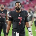 Sean Tucker, nº 44 do Tampa Bay Buccaneers, correndo a bola para um touchdown contra o Buffalo Bills.