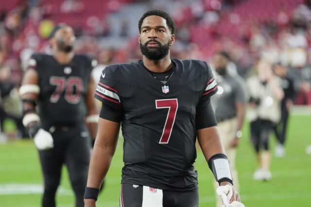 Sean Tucker, nº 44 do Tampa Bay Buccaneers, correndo a bola para um touchdown contra o Buffalo Bills.